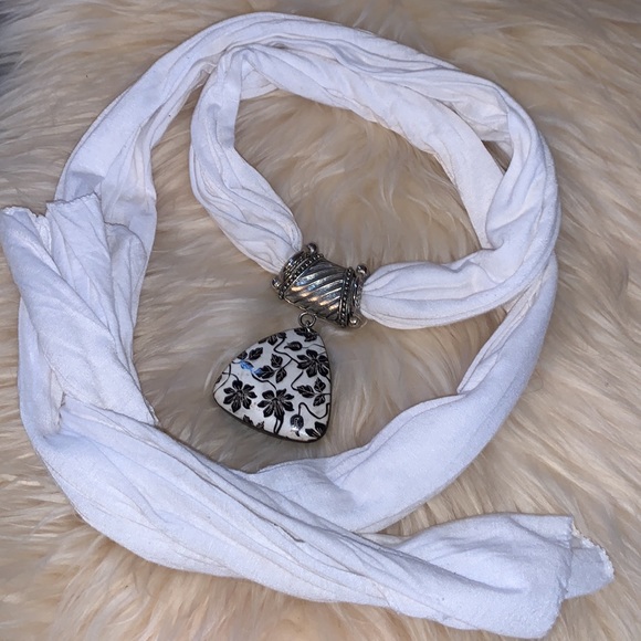 White scarf with pendant - Picture 7 of 10